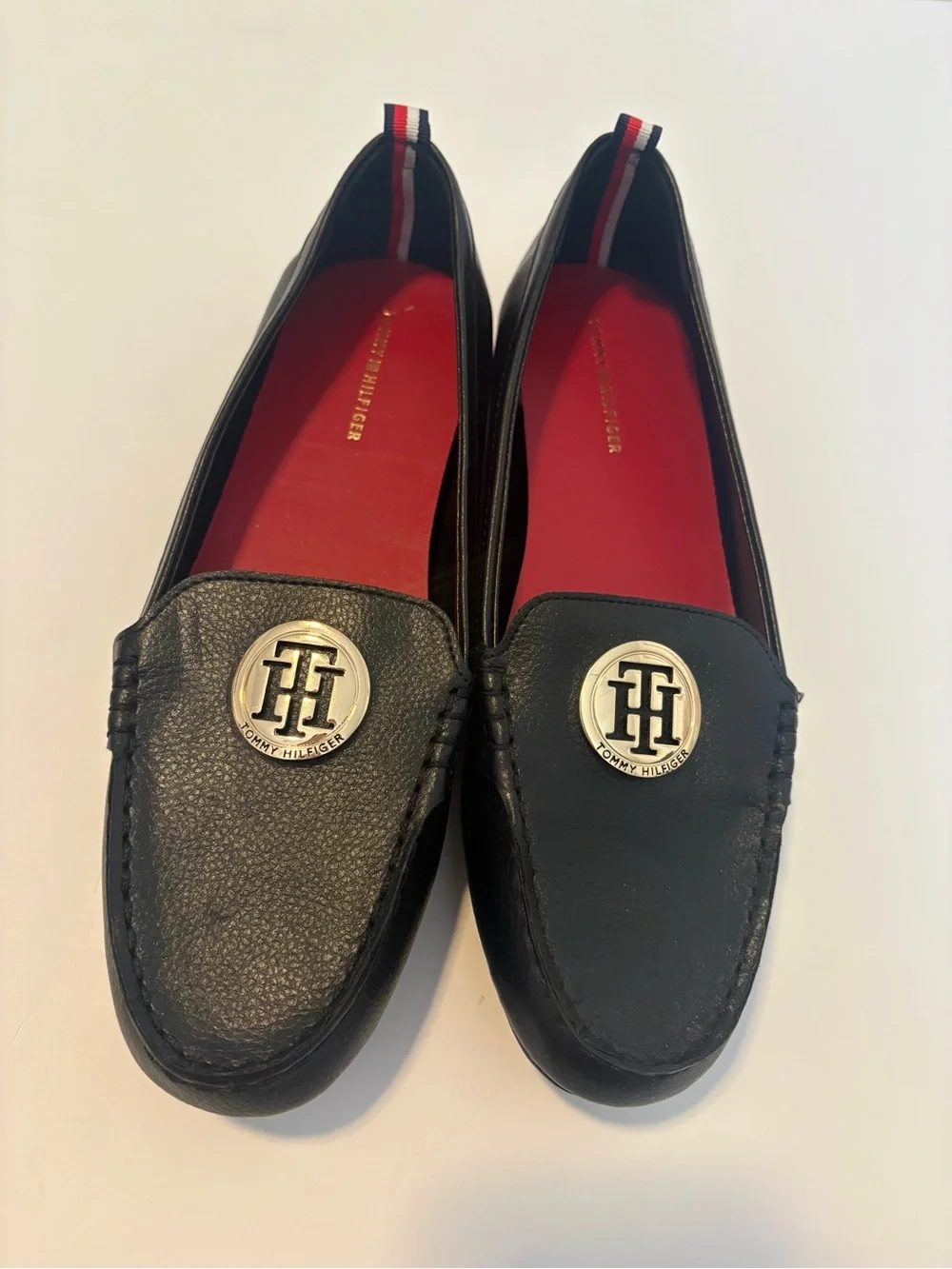 Tommy Hilfiger Black Leather Loafers with gold Logo NWOT 9.5
